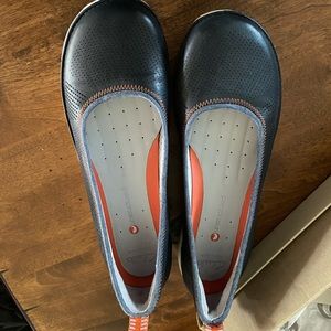 Clarks -Blue leather size 8M. Cuir Marine style.